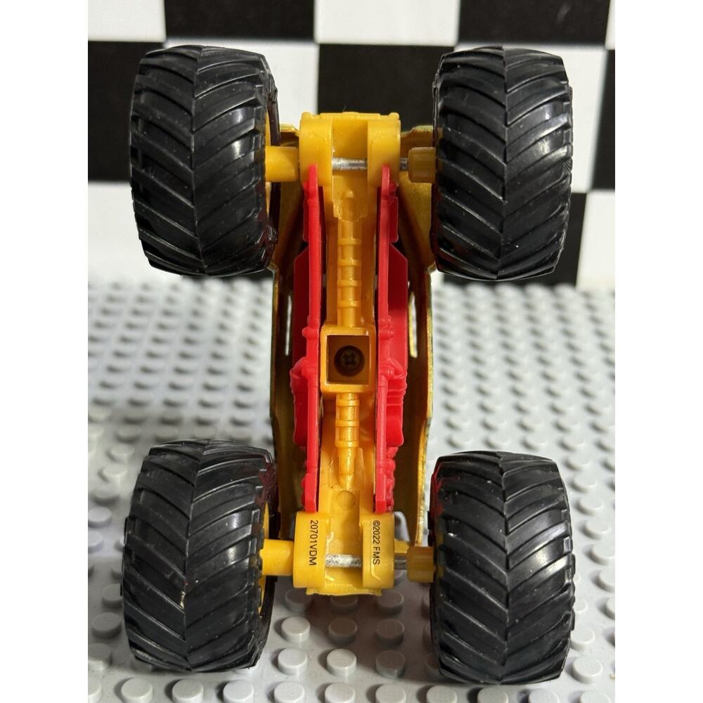 GOLD Spin Master Monster Jam 40th Anniversary Grave Digger Truck 1:64 - Picture 6 of 7